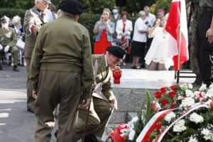 01.08.2020 Kielce. Uroczystości pod pomnikiem "Harcerzom poległym za Ojczyznę" na Skwerze Szarych Szeregów w 76. rocznicę wybuchu Powstania Warszawskiego / Jarosław Kubalski / Radio Kielce