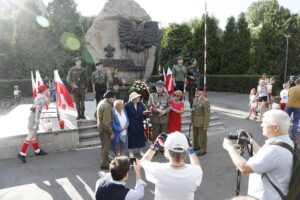 01.08.2020 Kielce. Uroczystości pod pomnikiem "Harcerzom poległym za Ojczyznę" na Skwerze Szarych Szeregów w 76. rocznicę wybuchu Powstania Warszawskiego / Jarosław Kubalski / Radio Kielce