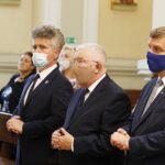 01.08.2020 Kielce. Uroczystości w 76. rocznicę wybuchu Powstania Warszawskiego. Msza w kościele garnizonowym. Od lewej: senator Krzysztof Słoń, poseł Krzysztof Lipiec i przewodniczący sejmiku Andrzej Pruś / Jarosław Kubalski / Radio Kielce