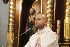 01.08.2020 Kielce. Uroczystości w 76. rocznicę wybuchu Powstania Warszawskiego. Msza w kościele garnizonowym. Ks. ppor. Dariusz Jarliński / Jarosław Kubalski / Radio Kielce