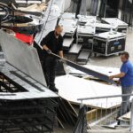 04.08.2020 Kielce. Amfiteatr na Kadzielni. Budowa sceny na Festiwal Muzyki Tanecznej / Jarosław Kubalski / Radio Kielce