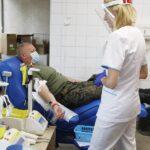 04.08.2020 Kielce. Regionalne Centrum Krwiodawstwa i Krwiolecznictwa. Żołnierze WOT oddają krew / Jarosław Kubalski / Radio Kielce