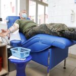 04.08.2020 Kielce. Regionalne Centrum Krwiodawstwa i Krwiolecznictwa. Żołnierze WOT oddają krew / Jarosław Kubalski / Radio Kielce