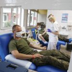 04.08.2020 Kielce. Regionalne Centrum Krwiodawstwa i Krwiolecznictwa. Żołnierze WOT oddają krew / Jarosław Kubalski / Radio Kielce