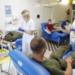 04.08.2020 Kielce. Regionalne Centrum Krwiodawstwa i Krwiolecznictwa. Żołnierze WOT oddają krew / Jarosław Kubalski / Radio Kielce