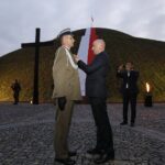 05.08.2020 Kraków. Marsz Szlakiem I Kompanii Kadrowej. Uroczystości pod kopcem Józefa Piłsudskiego. Złotym Krzyżem Zasługi odznaczony został Mariusz Tomalski (z lewej). Odznaczenie wręczył Rafał Nowak - wicewojewoda świętokrzyski (z prawej) / Jarosław Kubalski / Radio Kielce