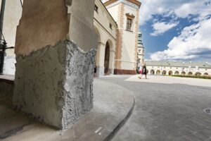 07.08.2020 Kielce. Pałac Biskupów Krakowskich. Muzeum Narodowe. Remont elewacji / Jarosław Kubalski / Radio Kielce