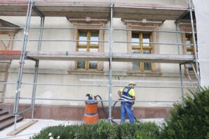 07.08.2020 Kielce. Pałac Biskupów Krakowskich. Muzeum Narodowe. Remont elewacji / Jarosław Kubalski / Radio Kielce