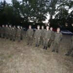 11.08.2020 Szewce. Marsz Szlakiem I Kompanii Kadrowej. Apel i zapalenie zniczy w lesie, gdzie dokonywano rozstrzeliwań Żołnierzy Wyklętych / Jarosław Kubalski / Radio Kielce