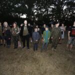 11.08.2020 Szewce. Marsz Szlakiem I Kompanii Kadrowej. Apel i zapalenie zniczy w lesie, gdzie dokonywano rozstrzeliwań Żołnierzy Wyklętych / Jarosław Kubalski / Radio Kielce