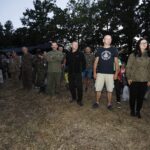 11.08.2020 Szewce. Marsz Szlakiem I Kompanii Kadrowej. Apel i zapalenie zniczy w lesie, gdzie dokonywano rozstrzeliwań Żołnierzy Wyklętych / Jarosław Kubalski / Radio Kielce