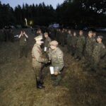 11.08.2020 Szewce. Marsz Szlakiem I Kompanii Kadrowej. Apel i zapalenie zniczy w lesie, gdzie dokonywano rozstrzeliwań Żołnierzy Wyklętych. Komendant Marszu Dionizy Krawczyński wręczył nagrody dla wyróżnionych uczestników / Jarosław Kubalski / Radio Kielce