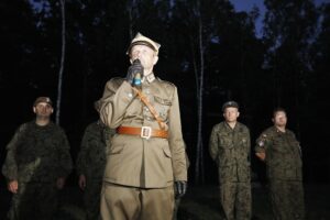 11.08.2020 Szewce. Marsz Szlakiem I Kompanii Kadrowej. Apel i zapalenie zniczy w lesie, gdzie dokonywano rozstrzeliwań Żołnierzy Wyklętych. Komendant Marszu Dionizy Krawczyński / Jarosław Kubalski / Radio Kielce