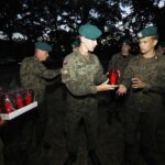 11.08.2020 Szewce. Marsz Szlakiem I Kompanii Kadrowej. Apel i zapalenie zniczy w lesie, gdzie dokonywano rozstrzeliwań Żołnierzy Wyklętych / Jarosław Kubalski / Radio Kielce