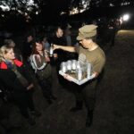 11.08.2020 Szewce. Marsz Szlakiem I Kompanii Kadrowej. Apel i zapalenie zniczy w lesie, gdzie dokonywano rozstrzeliwań Żołnierzy Wyklętych / Jarosław Kubalski / Radio Kielce