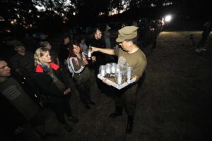 11.08.2020 Szewce. Marsz Szlakiem I Kompanii Kadrowej. Apel i zapalenie zniczy w lesie, gdzie dokonywano rozstrzeliwań Żołnierzy Wyklętych / Jarosław Kubalski / Radio Kielce