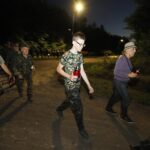 11.08.2020 Szewce. Marsz Szlakiem I Kompanii Kadrowej. Apel i zapalenie zniczy w lesie, gdzie dokonywano rozstrzeliwań Żołnierzy Wyklętych / Jarosław Kubalski / Radio Kielce