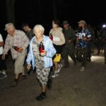 11.08.2020 Szewce. Marsz Szlakiem I Kompanii Kadrowej. Apel i zapalenie zniczy w lesie, gdzie dokonywano rozstrzeliwań Żołnierzy Wyklętych / Jarosław Kubalski / Radio Kielce