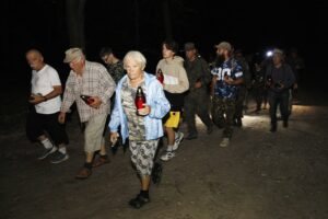 11.08.2020 Szewce. Marsz Szlakiem I Kompanii Kadrowej. Apel i zapalenie zniczy w lesie, gdzie dokonywano rozstrzeliwań Żołnierzy Wyklętych / Jarosław Kubalski / Radio Kielce