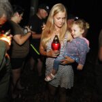 11.08.2020 Szewce. Marsz Szlakiem I Kompanii Kadrowej. Apel i zapalenie zniczy w lesie, gdzie dokonywano rozstrzeliwań Żołnierzy Wyklętych / Jarosław Kubalski / Radio Kielce