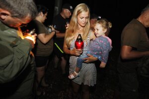 11.08.2020 Szewce. Marsz Szlakiem I Kompanii Kadrowej. Apel i zapalenie zniczy w lesie, gdzie dokonywano rozstrzeliwań Żołnierzy Wyklętych / Jarosław Kubalski / Radio Kielce