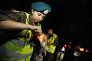 11.08.2020 Szewce. Marsz Szlakiem I Kompanii Kadrowej. Apel i zapalenie zniczy w lesie, gdzie dokonywano rozstrzeliwań Żołnierzy Wyklętych / Jarosław Kubalski / Radio Kielce