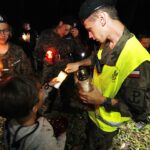 11.08.2020 Szewce. Marsz Szlakiem I Kompanii Kadrowej. Apel i zapalenie zniczy w lesie, gdzie dokonywano rozstrzeliwań Żołnierzy Wyklętych / Jarosław Kubalski / Radio Kielce