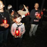 11.08.2020 Szewce. Marsz Szlakiem I Kompanii Kadrowej. Apel i zapalenie zniczy w lesie, gdzie dokonywano rozstrzeliwań Żołnierzy Wyklętych / Jarosław Kubalski / Radio Kielce