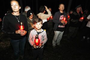 11.08.2020 Szewce. Marsz Szlakiem I Kompanii Kadrowej. Apel i zapalenie zniczy w lesie, gdzie dokonywano rozstrzeliwań Żołnierzy Wyklętych / Jarosław Kubalski / Radio Kielce