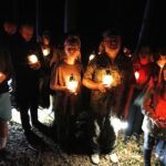 11.08.2020 Szewce. Marsz Szlakiem I Kompanii Kadrowej. Apel i zapalenie zniczy w lesie, gdzie dokonywano rozstrzeliwań Żołnierzy Wyklętych / Jarosław Kubalski / Radio Kielce