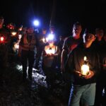 11.08.2020 Szewce. Marsz Szlakiem I Kompanii Kadrowej. Apel i zapalenie zniczy w lesie, gdzie dokonywano rozstrzeliwań Żołnierzy Wyklętych / Jarosław Kubalski / Radio Kielce