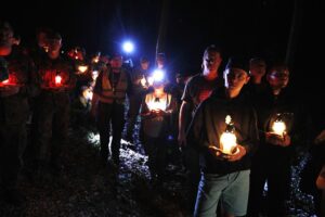 11.08.2020 Szewce. Marsz Szlakiem I Kompanii Kadrowej. Apel i zapalenie zniczy w lesie, gdzie dokonywano rozstrzeliwań Żołnierzy Wyklętych / Jarosław Kubalski / Radio Kielce