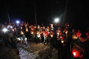 11.08.2020 Szewce. Marsz Szlakiem I Kompanii Kadrowej. Apel i zapalenie zniczy w lesie, gdzie dokonywano rozstrzeliwań Żołnierzy Wyklętych / Jarosław Kubalski / Radio Kielce