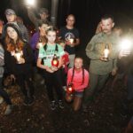 11.08.2020 Szewce. Marsz Szlakiem I Kompanii Kadrowej. Apel i zapalenie zniczy w lesie, gdzie dokonywano rozstrzeliwań Żołnierzy Wyklętych / Jarosław Kubalski / Radio Kielce