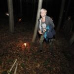 11.08.2020 Szewce. Marsz Szlakiem I Kompanii Kadrowej. Apel i zapalenie zniczy w lesie, gdzie dokonywano rozstrzeliwań Żołnierzy Wyklętych / Jarosław Kubalski / Radio Kielce