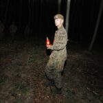 11.08.2020 Szewce. Marsz Szlakiem I Kompanii Kadrowej. Apel i zapalenie zniczy w lesie, gdzie dokonywano rozstrzeliwań Żołnierzy Wyklętych / Jarosław Kubalski / Radio Kielce