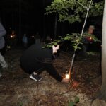 11.08.2020 Szewce. Marsz Szlakiem I Kompanii Kadrowej. Apel i zapalenie zniczy w lesie, gdzie dokonywano rozstrzeliwań Żołnierzy Wyklętych / Jarosław Kubalski / Radio Kielce