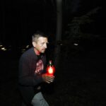 11.08.2020 Szewce. Marsz Szlakiem I Kompanii Kadrowej. Apel i zapalenie zniczy w lesie, gdzie dokonywano rozstrzeliwań Żołnierzy Wyklętych / Jarosław Kubalski / Radio Kielce