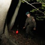 11.08.2020 Szewce. Marsz Szlakiem I Kompanii Kadrowej. Apel i zapalenie zniczy w lesie, gdzie dokonywano rozstrzeliwań Żołnierzy Wyklętych / Jarosław Kubalski / Radio Kielce