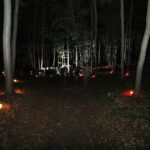 11.08.2020 Szewce. Marsz Szlakiem I Kompanii Kadrowej. Apel i zapalenie zniczy w lesie, gdzie dokonywano rozstrzeliwań Żołnierzy Wyklętych / Jarosław Kubalski / Radio Kielce