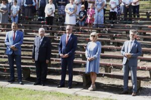 23.08.2020 Ciekoty. Dożynki. Od lewej: starosta kielecki Mirosław Gębski, poseł Krzysztof Lipiec. wójt gminy Masłów Tomasz Lato, dyrektor IV LO w Kielcach Edyta Lato i senator Krzysztof Słoń / Jarosław Kubalski / Radio Kielce