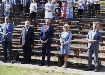 23.08.2020 Ciekoty. Dożynki. Od lewej: starosta kielecki Mirosław Gębski, poseł Krzysztof Lipiec. wójt gminy Masłów Tomasz Lato, dyrektor IV LO w Kielcach Edyta Lato i senator Krzysztof Słoń / Jarosław Kubalski / Radio Kielce