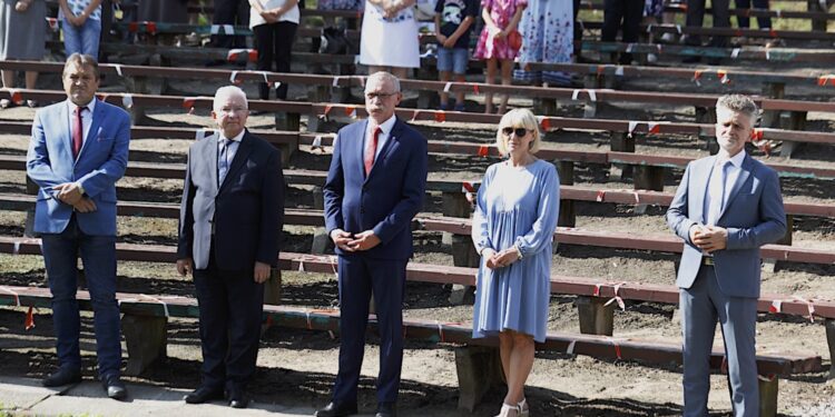 23.08.2020 Ciekoty. Dożynki. Od lewej: starosta kielecki Mirosław Gębski, poseł Krzysztof Lipiec. wójt gminy Masłów Tomasz Lato, dyrektor IV LO w Kielcach Edyta Lato i senator Krzysztof Słoń / Jarosław Kubalski / Radio Kielce