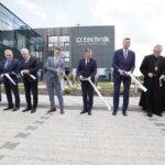24.08.2020 Kielce. Uroczyste otwarcie Centrum Kształcenia Zawodowego CK Technik. Od lewej: świętokrzyski kurator oświaty Kazimierz Mądzik, rektor elekt PŚk Zbigniew Koruba, marszałek Andrzej Bętkowski, senator Krzysztof Słoń, zastępca prezydenta Kielc Marcin Różycki, prezydent Kielc Bogdan Wenta, biskup Andrzej Kaleta i dyrektor Centrum Centrum Kształcenia Zawodowego Dominik Kraska / Jarosław Kubalski / Radio Kielce
