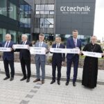 24.08.2020 Kielce. Uroczyste otwarcie Centrum Kształcenia Zawodowego CK Technik. Od lewej: świętokrzyski kurator oświaty Kazimierz Mądzik, rektor elekt PŚk Zbigniew Koruba, marszałek Andrzej Bętkowski, senator Krzysztof Słoń, zastępca prezydenta Kielc Marcin Różycki, prezydent Kielc Bogdan Wenta, biskup Andrzej Kaleta i dyrektor Centrum Centrum Kształcenia Zawodowego Dominik Kraska / Jarosław Kubalski / Radio Kielce