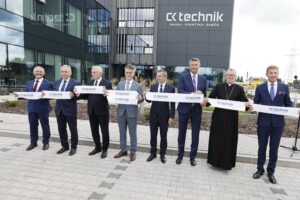 24.08.2020 Kielce. Uroczyste otwarcie Centrum Kształcenia Zawodowego CK Technik. Od lewej: świętokrzyski kurator oświaty Kazimierz Mądzik, rektor elekt PŚk Zbigniew Koruba, marszałek Andrzej Bętkowski, senator Krzysztof Słoń, zastępca prezydenta Kielc Marcin Różycki, prezydent Kielc Bogdan Wenta, biskup Andrzej Kaleta i dyrektor Centrum Centrum Kształcenia Zawodowego Dominik Kraska / Jarosław Kubalski / Radio Kielce