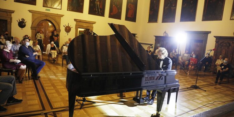 29.08.2020 Kielce. Muzeum Narodowe.  Koncert z cyklu "Chopinowskie inspiracje". Gra Piotr Pawlak / Jarosław Kubalski / Radio Kielce