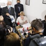 31.08.2020 Kielce. Siedziba "Solidarności" przy ulicy Planty. Otwarcie biblioteki. Przy stole Dorota Koczwańska-Kalita - naczelnik kieleckiej delegatury IPN, stoją: Waldemar Bartosz - przewodniczący świętokrzyskiej "Solidarności" i Mirosław Gębski - starosta kielecki / Jarosław Kubalski / Radio Kielce