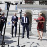 06.08.2020 Kielce. Konferencja prasowa dotycząca otwarcia remontowanego dworca autobusowego. Od lewej: prezydent Bogdan Wenta, zastępca prezydenta Arkadiusz Kubiec, dyrektor ZTM Barbara Damian i artysta Dariusz Makaruk / Jarosław Kubalski / Radio Kielce