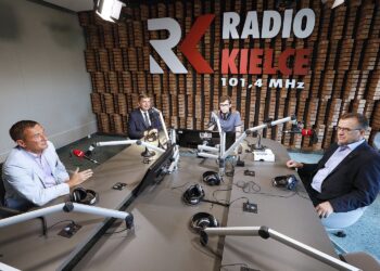 06.08.2020 Radio Kielce. Punkty Widzenia. Od lewej: radny sejmiku z klubu Świętokrzyscy Samorządowcy Grzegorz Świercz, przewodniczący sejmiku Andrzej Pruś, prowadzący audycję Michał Kita i radny sejmiku z klubu Prawo i Sprawiedliwość Janusz Koza / Jarosław Kubalski / Radio Kielce